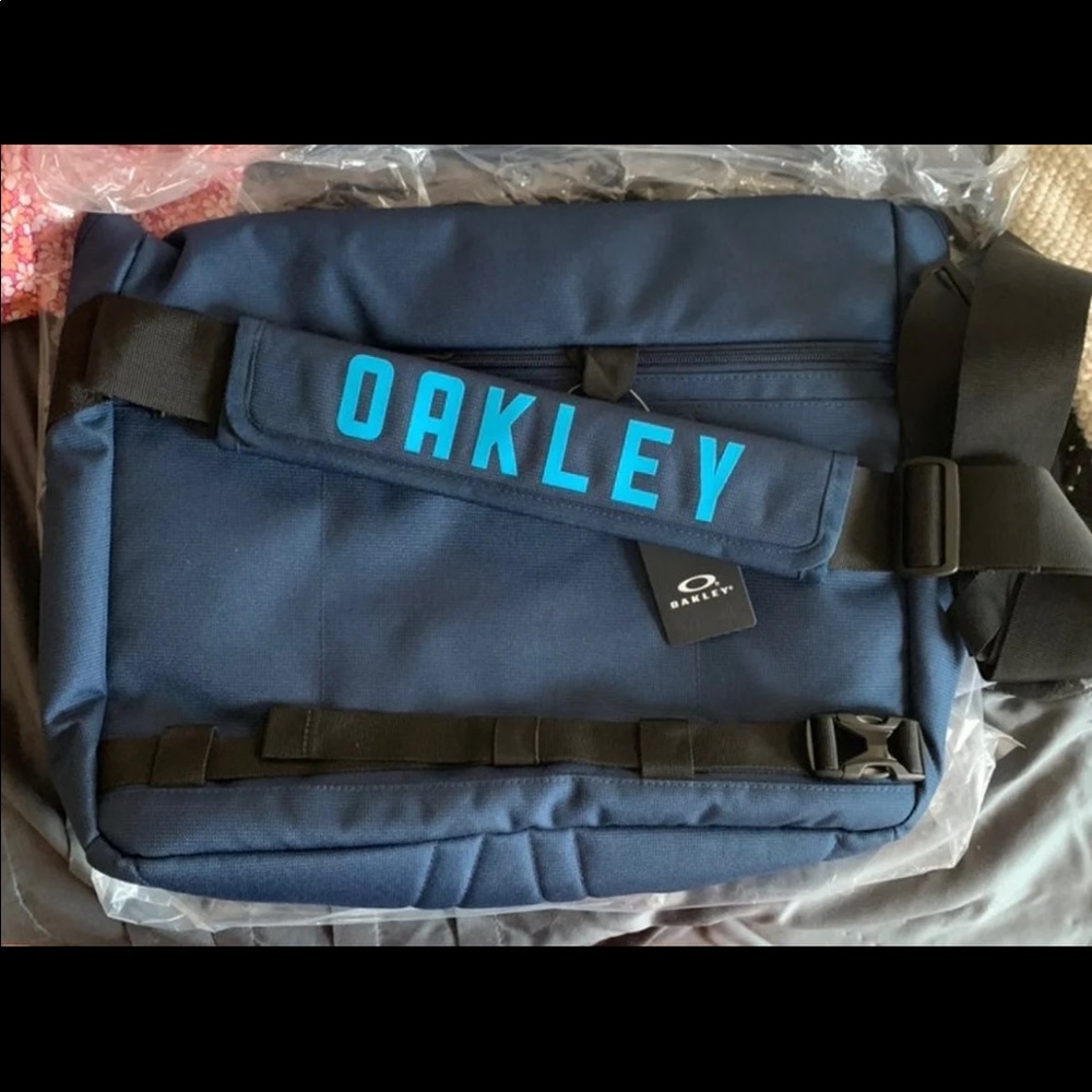 Oakley Messenger Since 1975